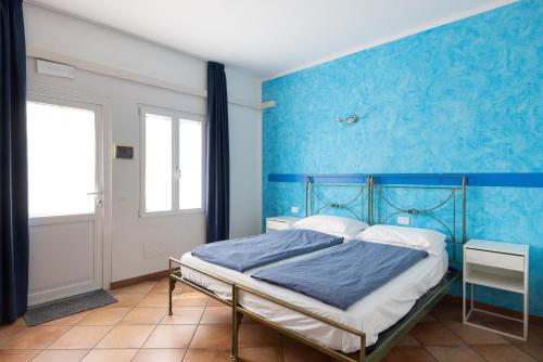 a bedroom with blue walls and a bed at Casa Del Noce in Rovereto