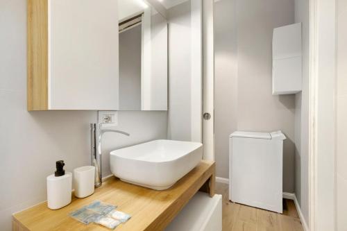 Modern Home Milano with Wi-Fi & AC 15 min to Duomo