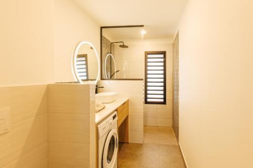 a bathroom with a washer and dryer at La Kaz Amiral in Saint-Pierre