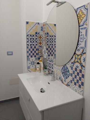 a bathroom with a white sink and a mirror at SU MARINERI in Càbras