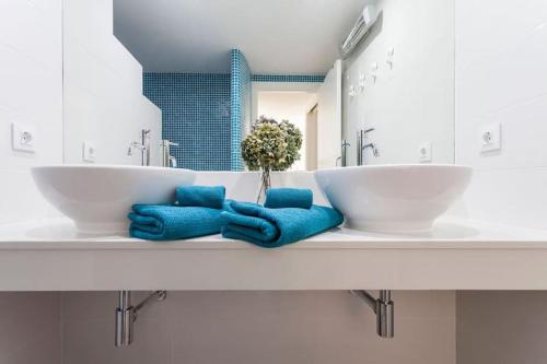 bagno con 2 lavandini e asciugamani blu di DreamsApt Placentines a Siviglia
