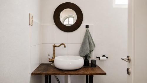 a bathroom with a white sink and a mirror at Blue Cottage in Şpring