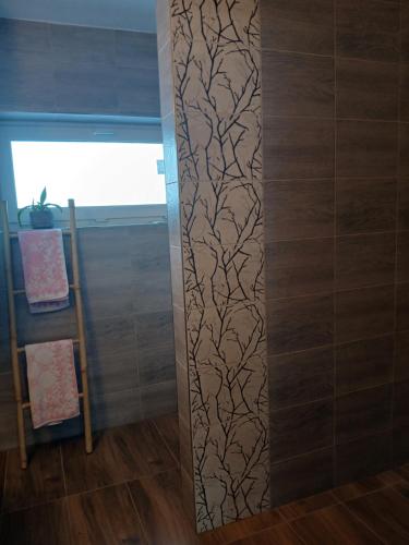 a bathroom with a wall with a pattern on it at Chalupa Nad Hladinou in Teplice nad Metují