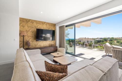 Luxe 3BR Apt With Wellness in Oasis 325 Estepona
