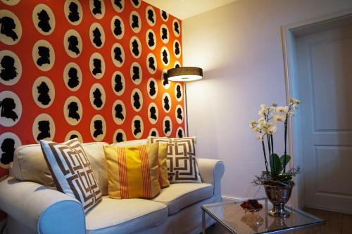 a living room with a couch and a orange wall at Altes Zollhaus in Rinteln