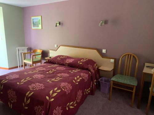 a hotel room with a bed and a table and chairs at Les chambres de Fred in Gorses