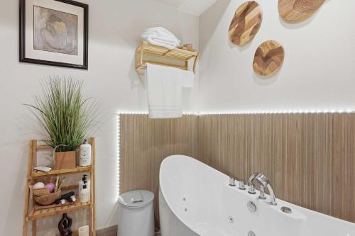 a bathroom with a sink and a bath tub at Serenity on 13 Suncadia-luxury 4bd ensuite spa retreat with Sauna, Steam Shower, Jacuzzi, Hot tub, Fire Pit & on-site EV chg in Cle Elum