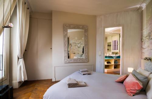 Large Haussmannian Apartment - Heart of Paris