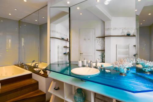 Large Haussmannian Apartment - Heart of Paris