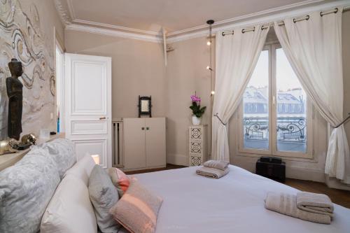 Large Haussmannian Apartment - Heart of Paris