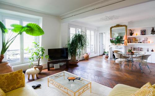 Large Haussmannian Apartment - Heart of Paris