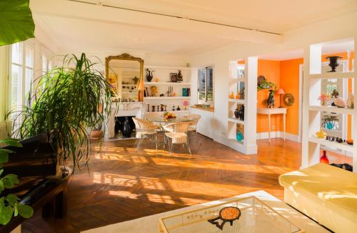 Large Haussmannian Apartment - Heart of Paris