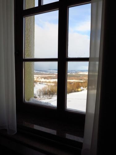 a window with a view of a snowy field at Leśny Kurort w Gierczynie in Świeradów-Zdrój