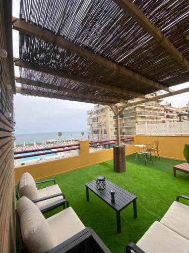 Beachfront Apartment with Large Roof Terrace & Sea Views