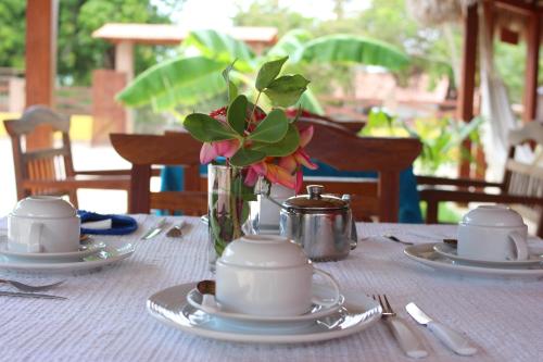 Um restaurante ou outro lugar para comer em Pousada Paraíso dos Ipês