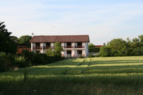 a house in the middle of a grassy field at Hôtel Valery in Montélier