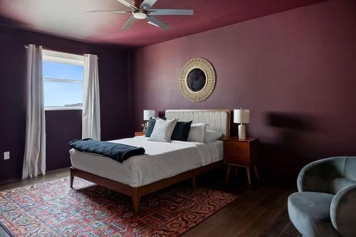 a bedroom with a bed and a ceiling fan at Penthouse Dallas no 603 in Dallas