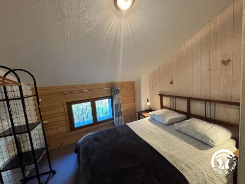 a bedroom with a bed and a window at Gîte de séjour La Dressère in Formiguères