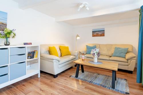 a living room with a couch and a coffee table at Alte Dorfstraße 29 REETungsboot in Behrensdorf
