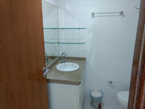 łazienka z umywalką i toaletą w obiekcie Manaíra Palace 419 w mieście João Pessoa