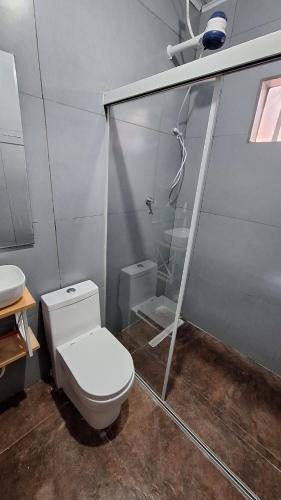 a bathroom with a toilet and a shower at Ampla, com 5 vagas de carro e bem próxima das empresas da região in São José dos Pinhais