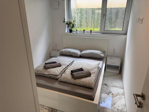 a small bedroom with a bed and a window at Lichtdurchflutete Suite mit Lichthof in Karlsruhe