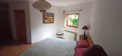 a bedroom with a bed and a window at Geschmackvolles Zimmer in Steinhude in Wunstorf