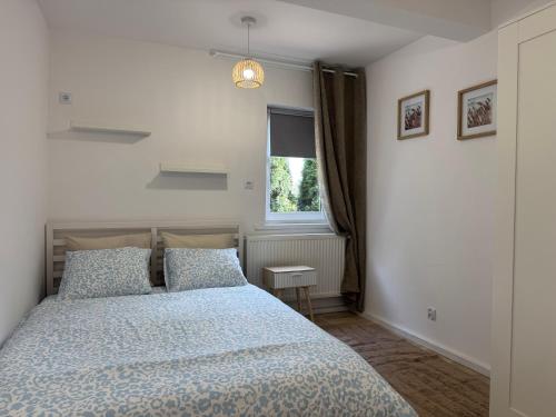 a bedroom with a bed and a window at Chatka w Narwi in Narew
