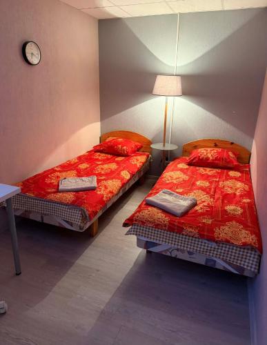 two beds sitting next to each other in a bedroom at Paide Apartment in Paide