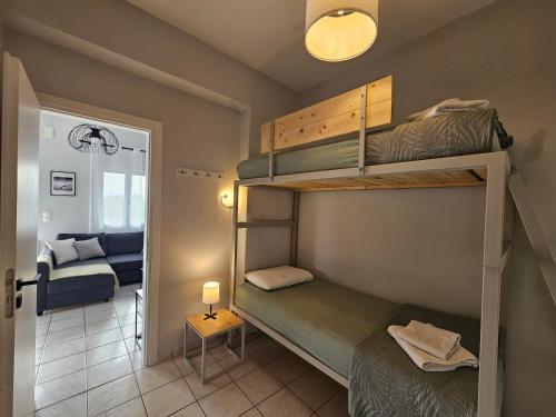 ein Zimmer mit zwei Etagenbetten und einem Flur in der Unterkunft Casa Sofia in Dassia