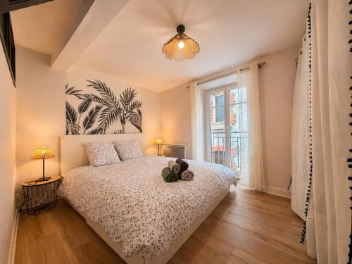 a bedroom with a bed and a window at " Loutrein Lodge " Centre ville - Entrée autonome - Wifi in Saint-Girons