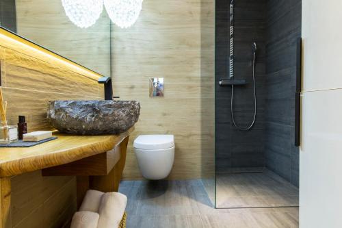 bagno con lavandino e doccia di Apart Vip Zakopane a Zakopane