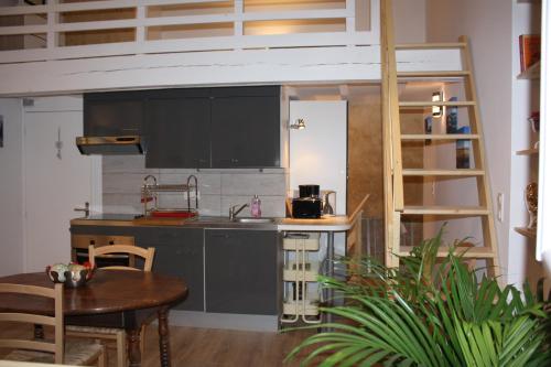 A kitchen or kitchenette at Le Clos Beaufleury