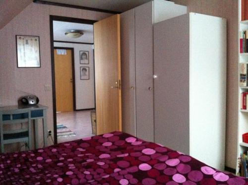 Un dormitorio con una cama morada con corazones rosados. en Barbro 9 en Borlänge