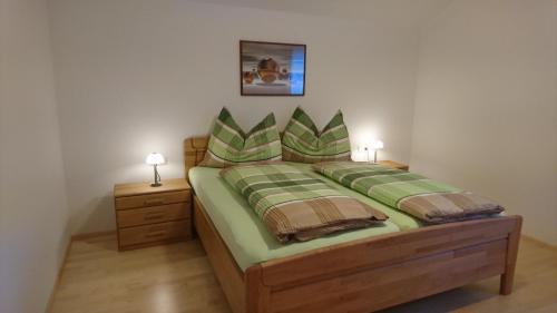 Ein Bett oder Betten in einem Zimmer der Unterkunft Weitblick Appartements