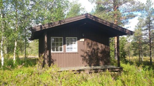 a small cabin in the middle of a field at Sæteråsen Hytter & Camping Trysil in Trysil