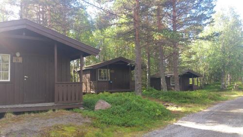 a couple of small buildings in the woods at Sæteråsen Hytter & Camping Trysil in Trysil