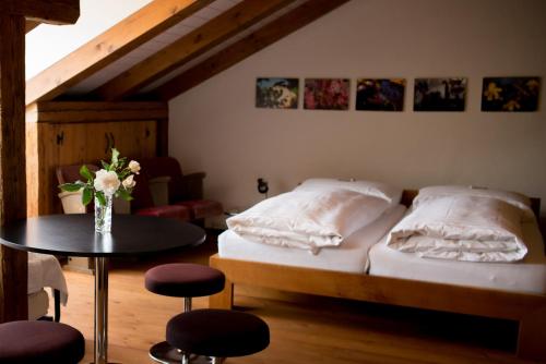 
Ein Bett oder Betten in einem Zimmer der Unterkunft Ferienwohnung Schwert
