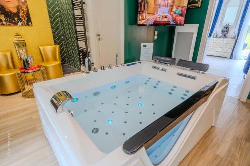 a jacuzzi tub in the middle of a room at Suite Riad Luxe avec jacuzzi proche Disney in Nanteuil-lès-Meaux