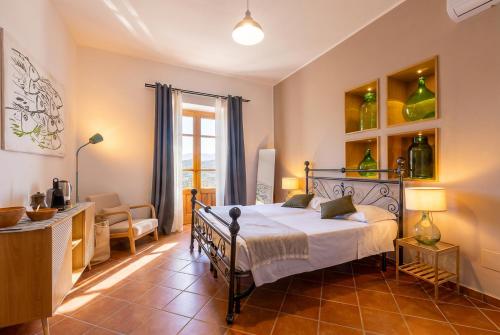 a bedroom with a bed in a room at Omero in Tindari