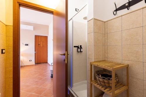 a bathroom with a walk in shower and a toilet at Omero in Tindari