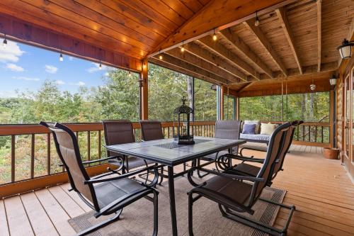 a screened in porch with a table and chairs at Oh Deer in Morganton