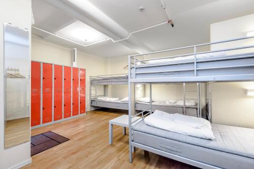 Ce dortoir comprend des lits superposés. dans l'établissement City Hostel, à Stockholm