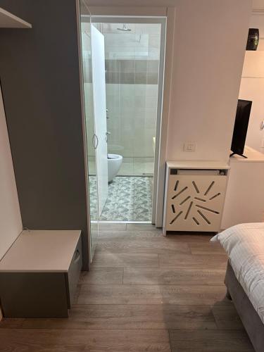 a bedroom with a bed and a bathroom with a tub at Studio complex Miramare Nord in Năvodari