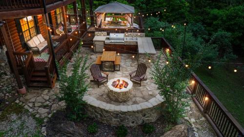 Luftaufnahme einer Terrasse mit Feuerstelle in der Unterkunft The Dream Maker in Blue Ridge