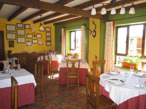 Barajas de GredosにあるCasa Rural La Vereillaのテーブルと椅子が備わるレストラン