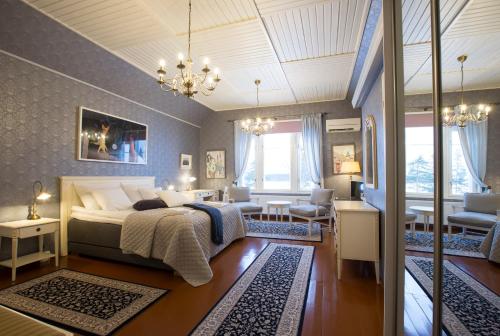 een slaapkamer met een bed en een woonkamer bij Woikoski Feeling - Kirjokiven Kartano in Joutsenlahti