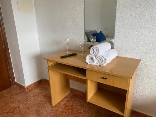 a table with wine glasses and towels on it at Hotel Restaurante Costas - Fortuna in Fortuna