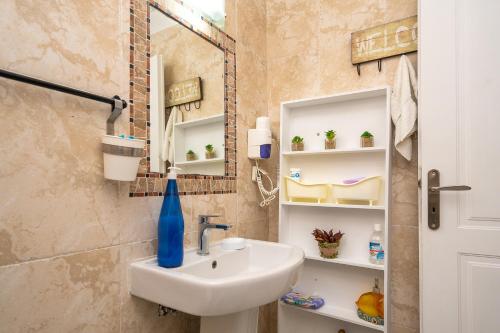a bathroom with a sink and a mirror at Popis Home in Faros