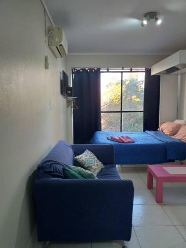 a living room with two beds and a couch at Luminoso monoambiente con cochera propia dentro del edificio in La Plata